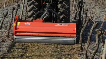 Photo du broyeur BV 160 broyant l'herbe dans les inter-rangs