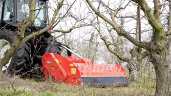 Photo du broyeur vignes et vergers BV 1800 au travail dans les cerisiers
