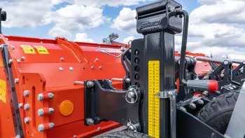 La hauteur de travail du broyeur BFP 320 se règle facilement avec l'échelle graduée au niveau des roues