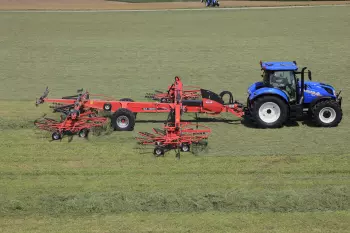 La largeur de l'andain peut être adaptée entre 8,40 et 12,50 m.