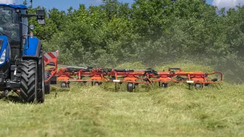 Les rotors du faneur GF 13003 T suivent parfaitement les dénivellations du terrain grâce au système GSC.