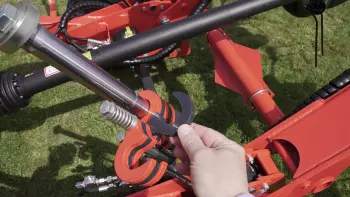 Le réglage manuel de la hauteur de travail des rotors est simple et rapide.