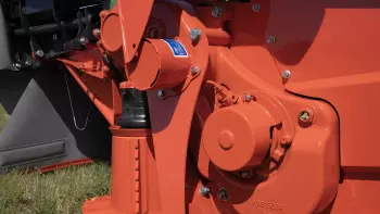 Підходять для складних умов роботи, шнеки та різальні апарати приводяться в рух окремо карданним валом та коробкою передач.