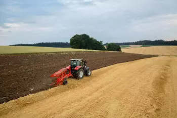 Photo plan large charrue portée réversible MASTER 113 KUHN au travail avec un grand dégagement