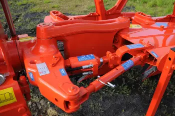 Les charrues MASTER 123 bénéficient d'un réglage déport/dévers combiné pour une ligne de traction optimisée