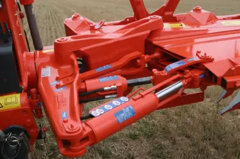 Photo en gros plan de l'équipement de série du déport/dévers combiné pour un réglage facile