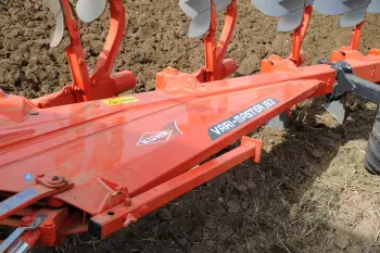 Photo en gros plan de la poutre renforcée de la charrue KUHN MASTER 183