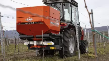 Photo du distributeurs d'engrais MDS.2 en action entre les rangs de vignes