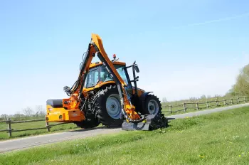 Photo de l'épareuse MULTI-LONGER GII en mode débroussaillage