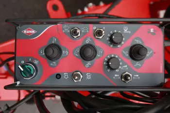 Confort de la commande électrique pour un usage quotidien sur la pailleuse distributrice KUHN PRIMOR 5570 M