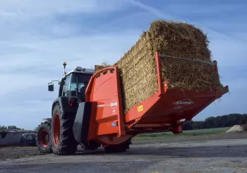 Chargement en totale autonomie avec la pailleuse distributrice KUHN PRIMOR 2060 M