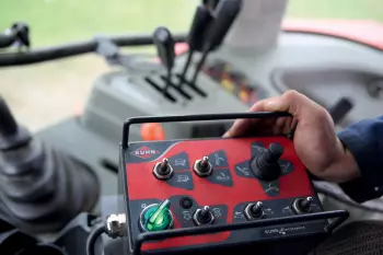 Confort de la commande électrique pour un usage quotidien sur la pailleuse distributrice KUHN PRIMOR 2060 M semi-portée