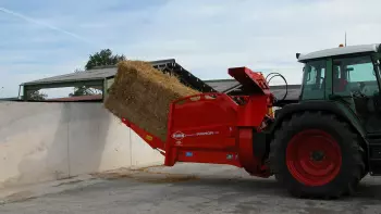 Chargement en totale autonomie avec la pailleuse distributrice KUHN PRIMOR 2060 S