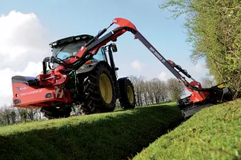 Photo de l'entretien des haies avec l'épareuse PRO-LONGER GII