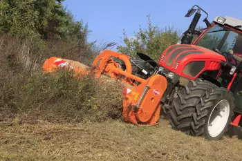 Photo du broyeur PRO 210 Broyant une quantité importante de végétaux