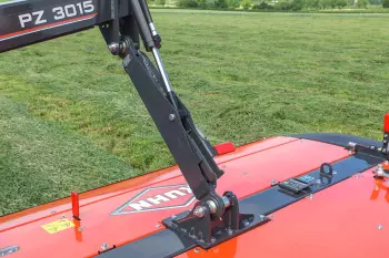 La faucheuse PZ 3015 permet un excellent suivi du relief sur les terrains irréguliers