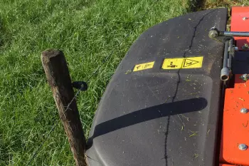 En cas de choc contre un obstacle, ce matériau se déforme sans se briser ni endommager la faucheuse.