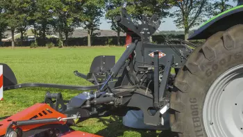 Photo gros plan illustrant l'excellente répartition des charges pour une manœuvrabilité optimale de la faucheuse PZ 8831