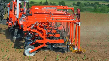 Vue du côté droit du parallélogramme de la bineuse ROWLINER