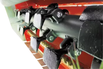 Photo en gros plan du caisson équipé de deux contre-lames sur les broyeurs SDS