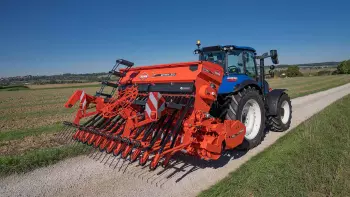 Semoir fixé sur le rouleau de la herse rotative