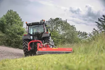 Différentes positions de travail : derrière le tracteur, à la verticale, en position déportée ou inclinée