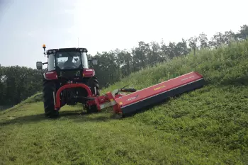 L'entretien des talus est facilitée avec la position inclinée du broyeur TBES 262