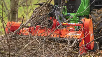 Photo du broyeur TDP 2000 attelé en position frontale au travail 