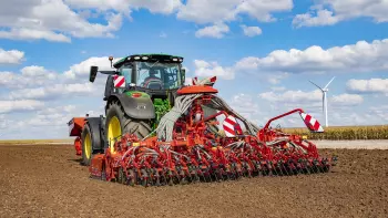Combiné de semis céréales au travail composé d'une herse rotative HR 4530 RCS et d'une barre de semis BTFR 4530