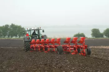 Photo gros plan de pneumatiques larges avec la charrue semi-portée chariot VARI-MANAGER