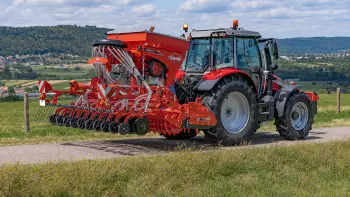 Les semoirs de la gamme VENTA 100 ont un centre de gravité rapproché du tracteur pour un meilleur confort de conduite.