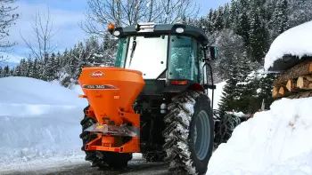Ecoulement régulier assuré par les parois de la trémie du distributeur de sel et sable VSA