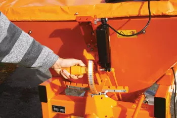 Réglages rapides et précis du débit d'épandage sur le distributeur de sel et sable VSA