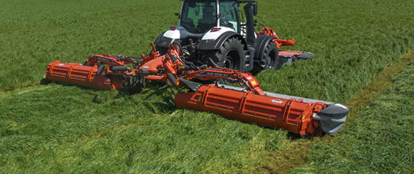 Faucheuse GMD 9530 RV à groupeur à vis au travail