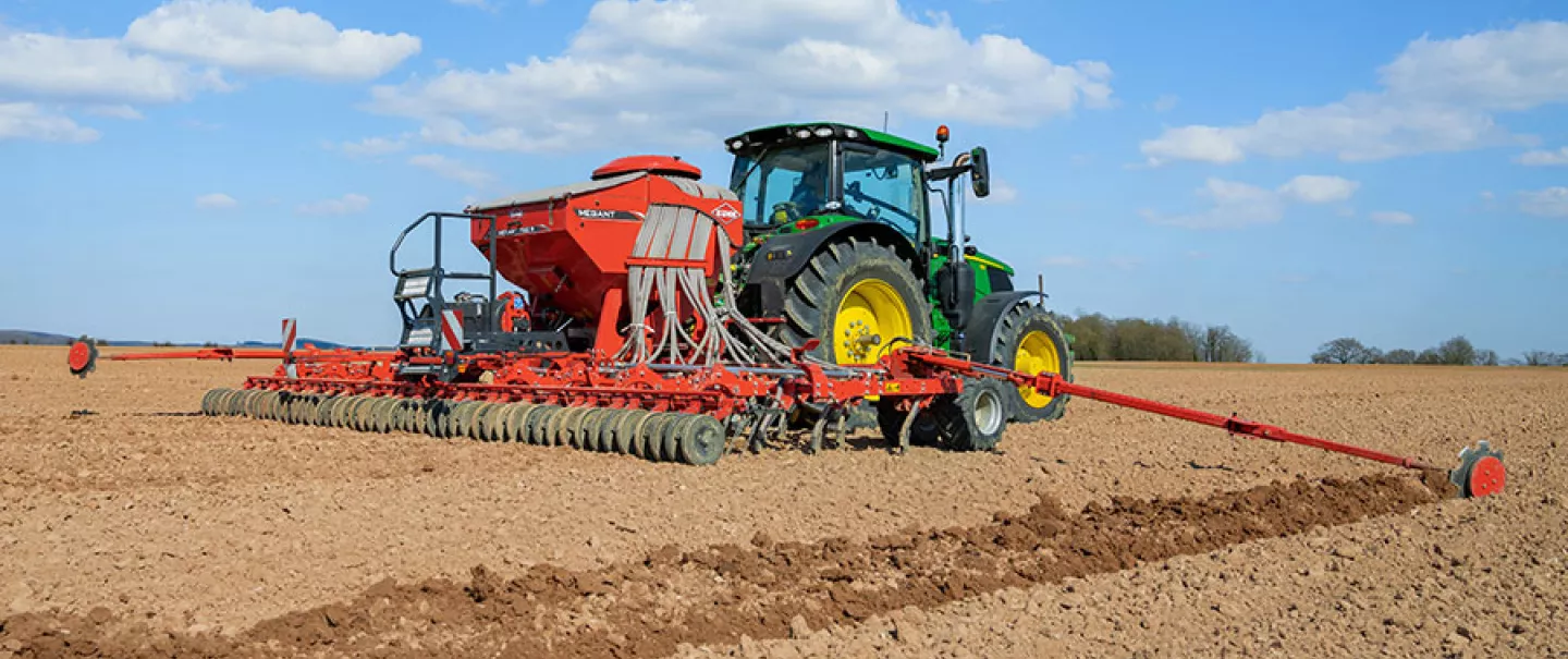 Semoir pour semis simplifié à dents MEGANT 722R au travail