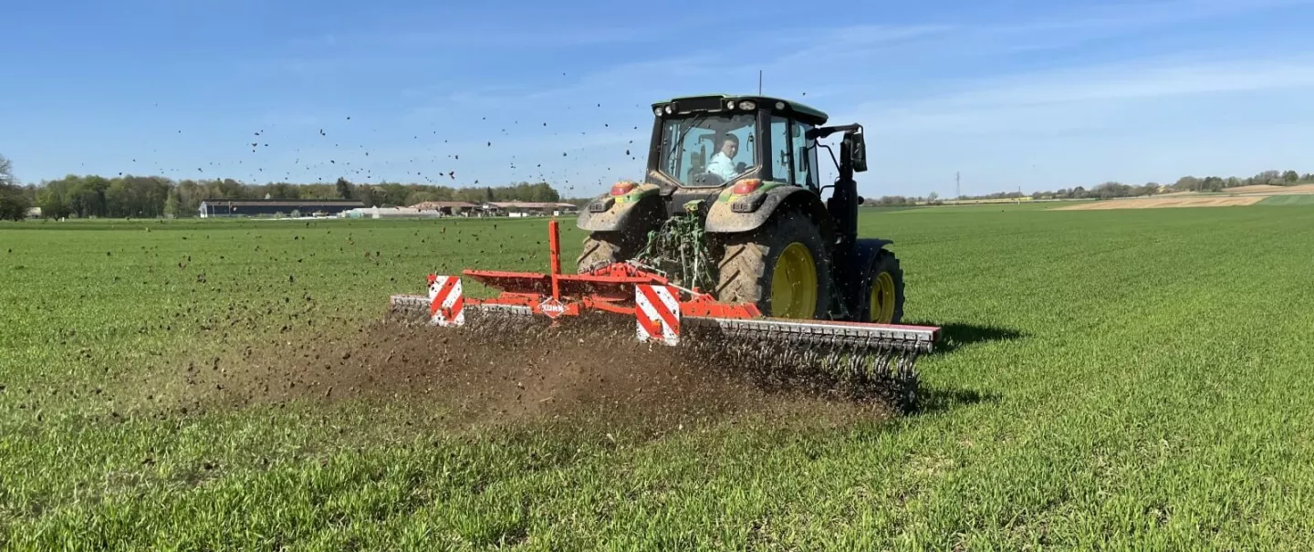 The STARLINER rotary hoe arrives at KUHN