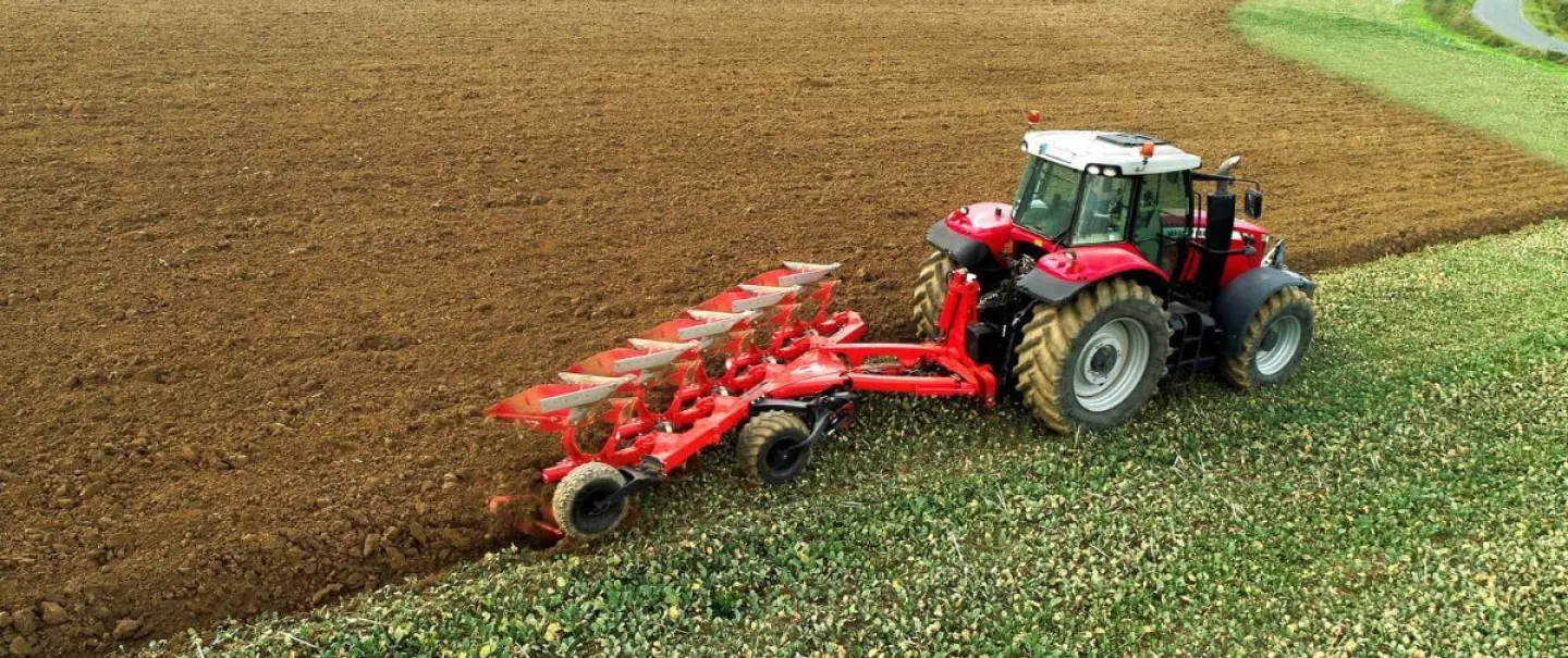 Charrue KUHN VARI-MASTER L labourant dans un couvert végétal