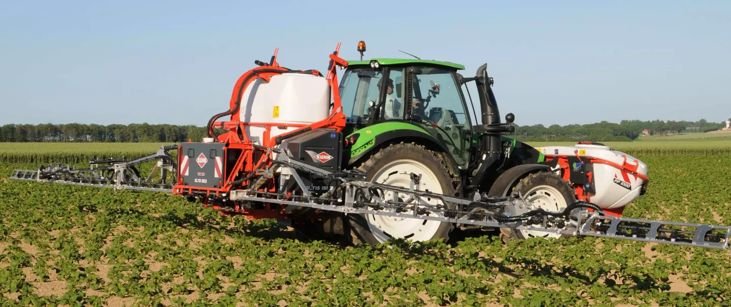 Photo de Pulvérisateurs portés Kuhn modèle ALTIS 2 avec tracteur en action