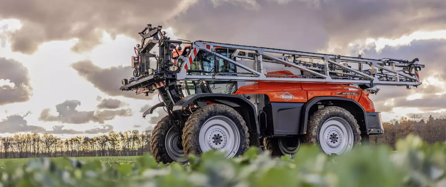 Photo de l'automoteur de pulvérisation ARTEC F40 EVO dans un champ de colza