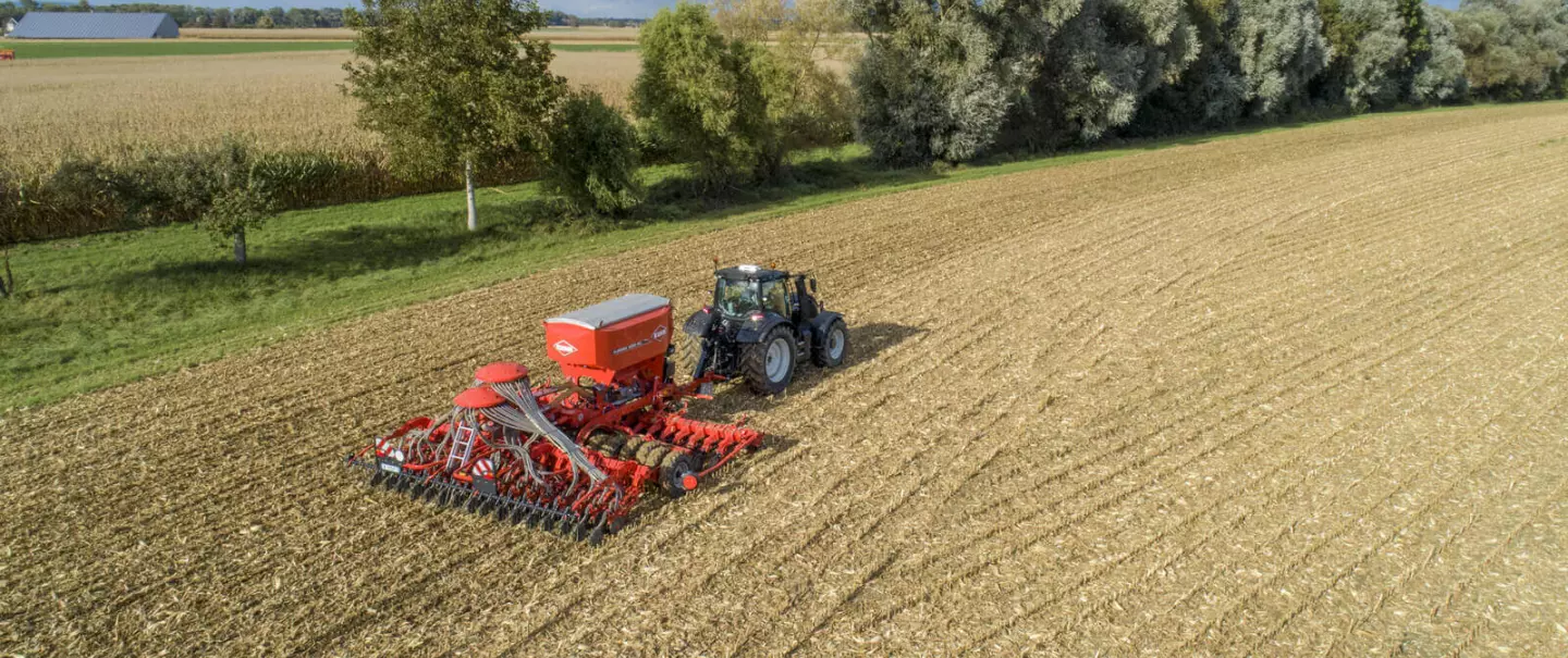 Photo du semoir traîné pour semis direct AUROCK au travail