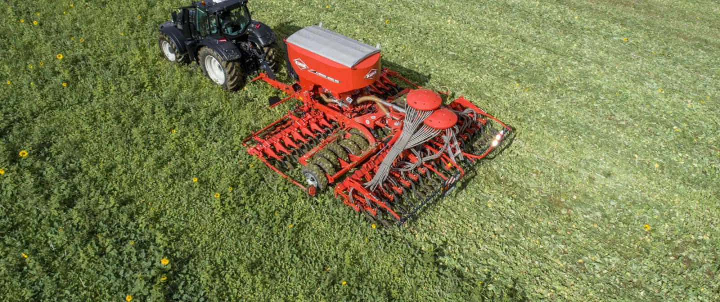 Photo du AUROCK au travail dans des couverts végétaux