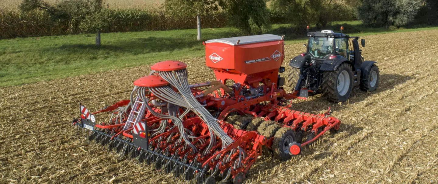 Photo de semis direct Kuhn modèle AUROCK avec tracteur au travail