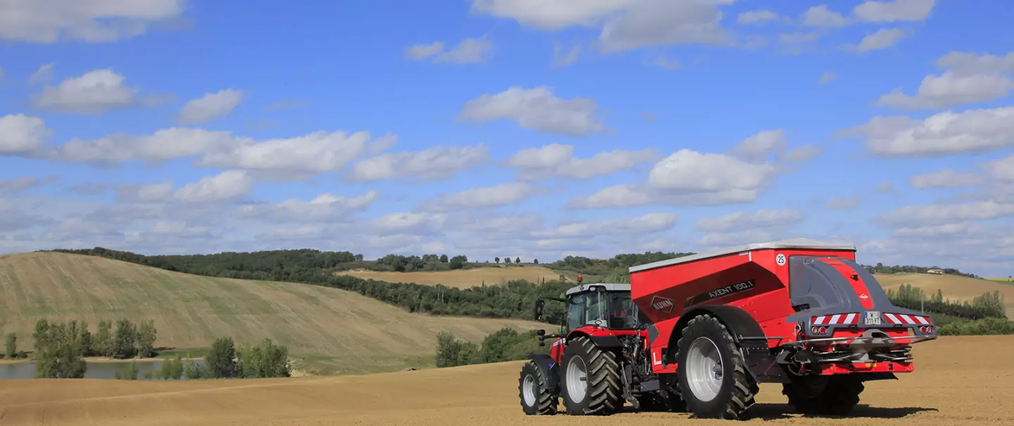 Le distributeur d'engrais AXENT au travail dans le champs