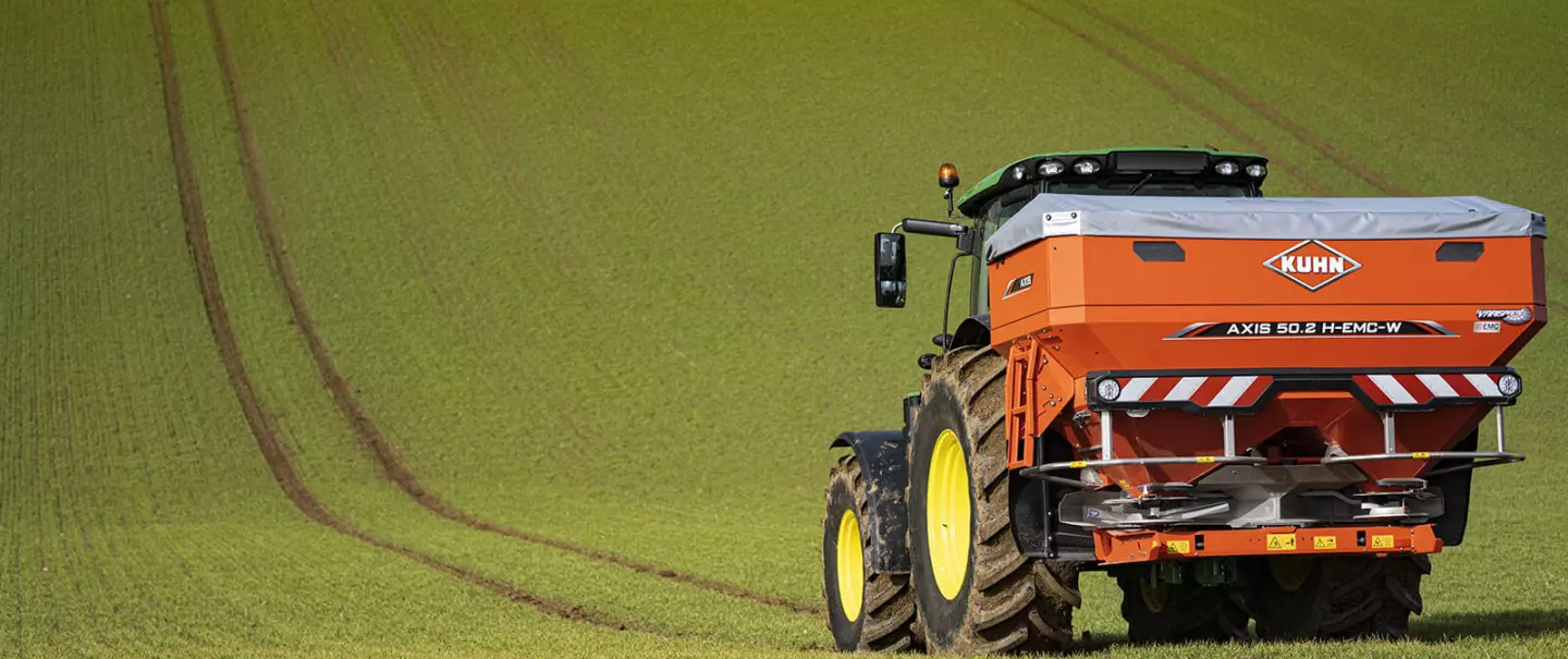 Photo du distributeur d'engrais AXIS 50.2 H-EMC-W au travail