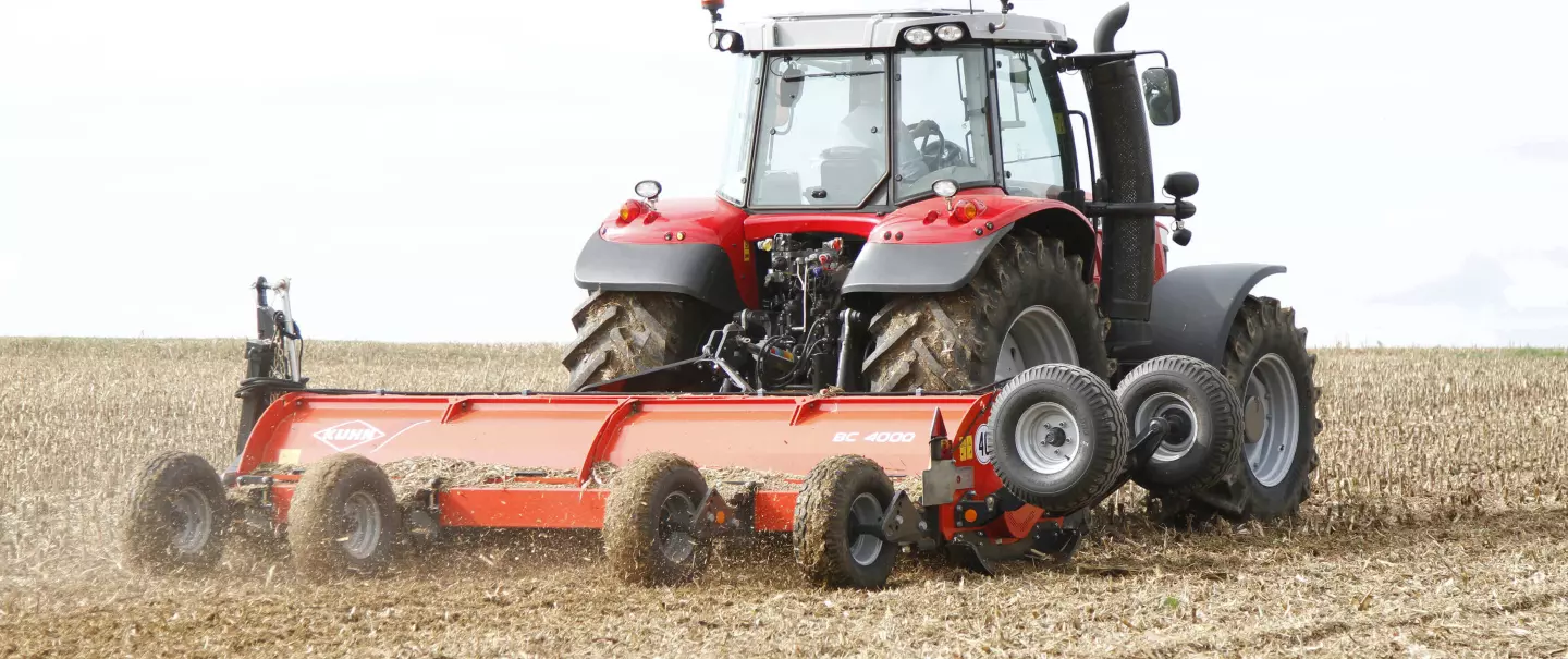 Photo du broyeur BC 4000 KUHN au travail vue arrière