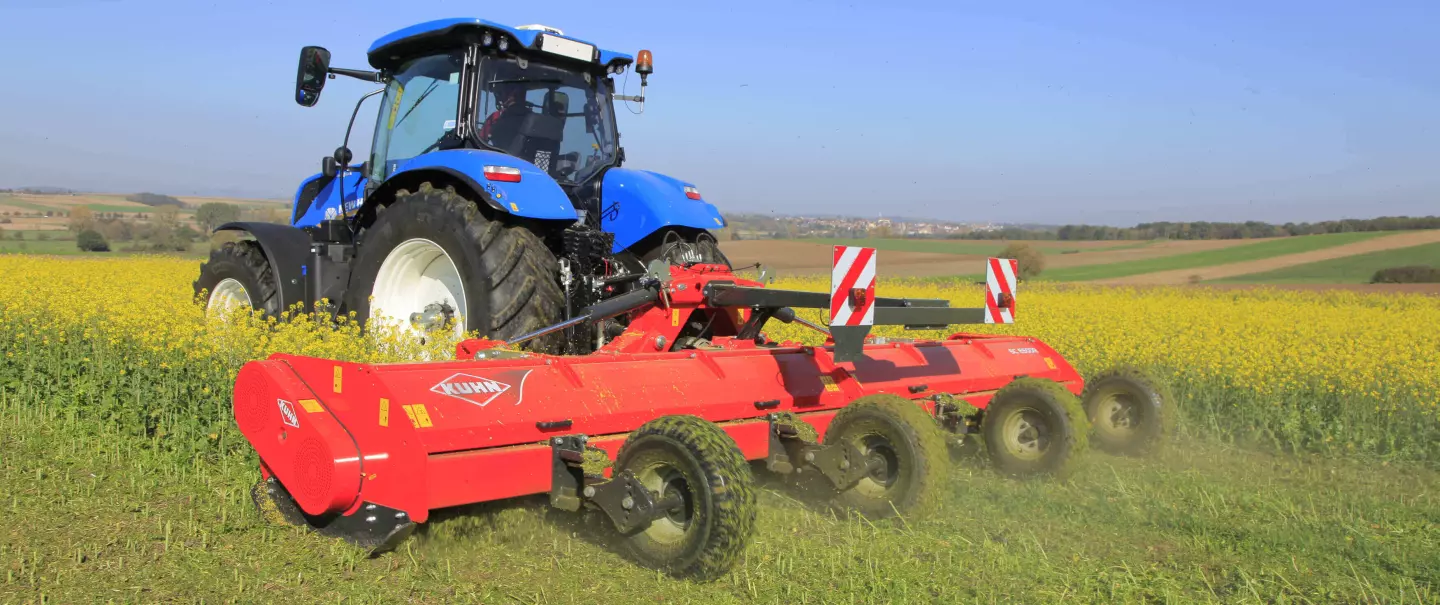 Photo du broyeur cultures BC 6500 R au travail dans un champ de colza