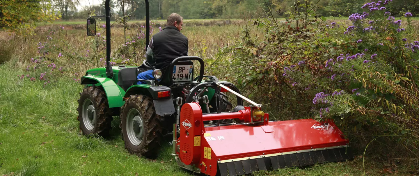 Photo du broyeur d'entretien du paysage BE 18 en chantier de broyage en espaces verts