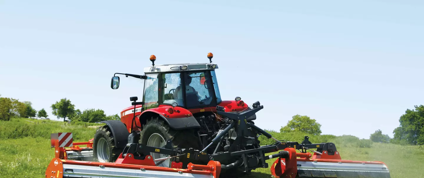 Photo du broyeur polyvalent BP 8300 KUHN au travail