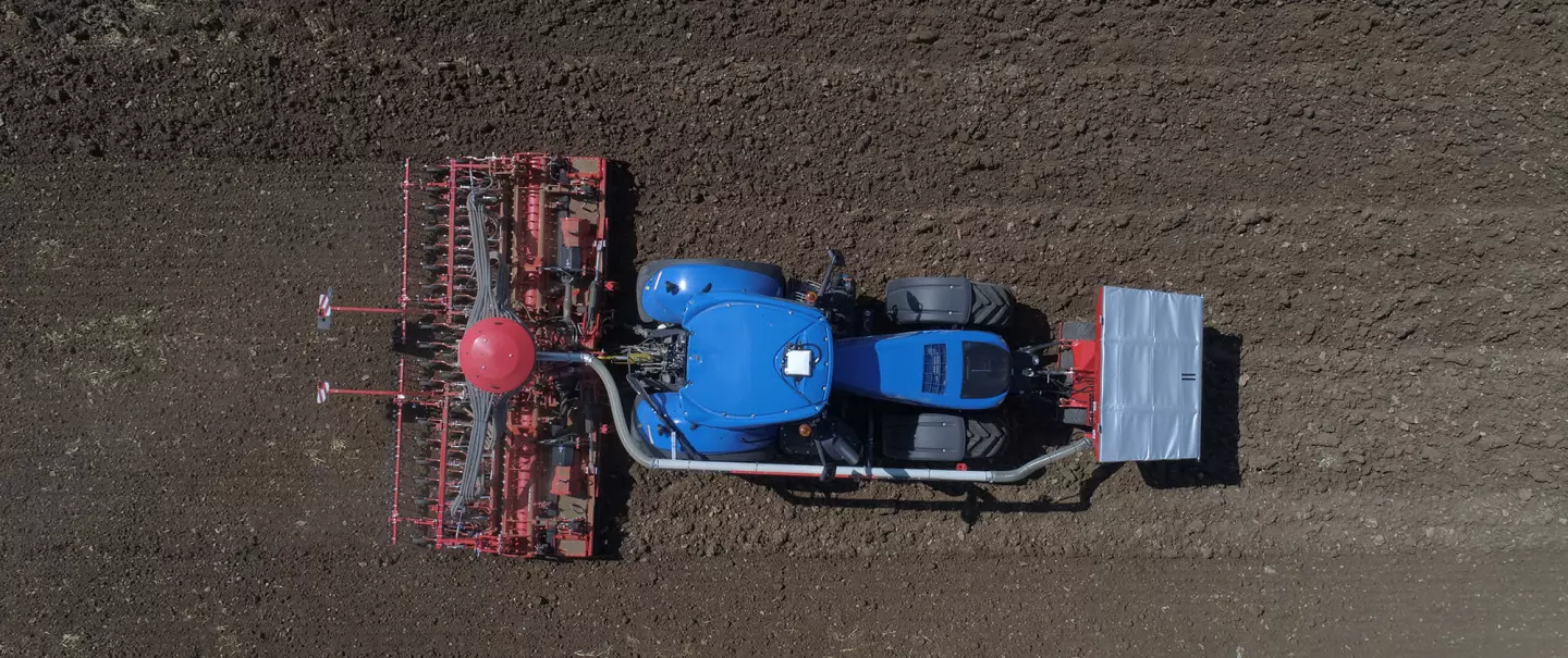 Photo de barre de semis rigide BTF 4030 et trémie frontale TF 1512 au travail