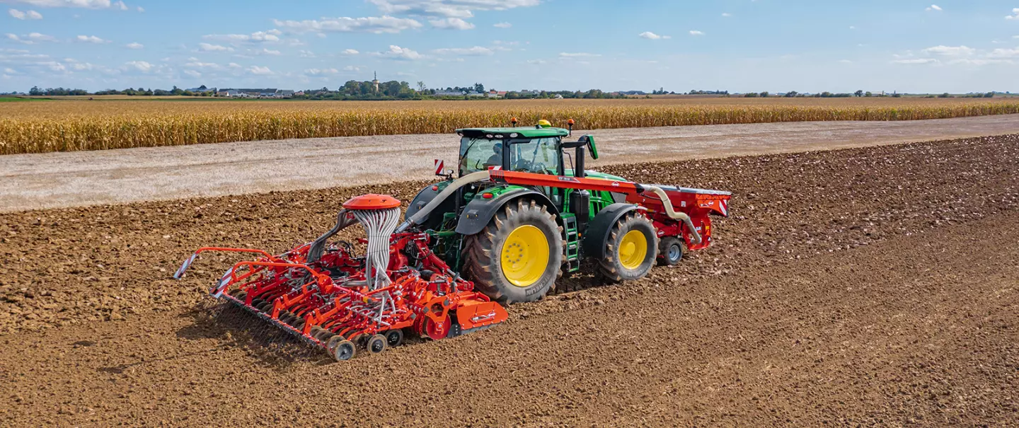 Combiné de semis au travail composé de la herse rotative HR 4530 RCS et de la barre de semis HR 4530 